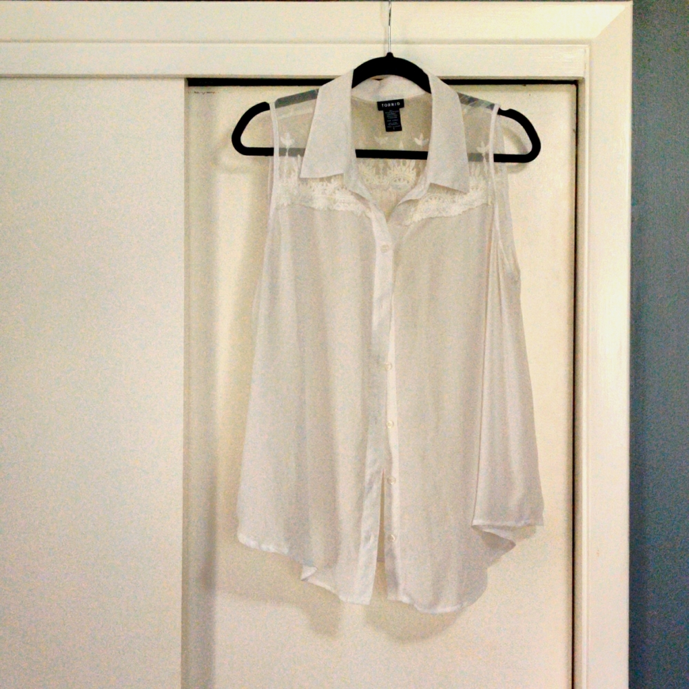 Sleeveless button up top